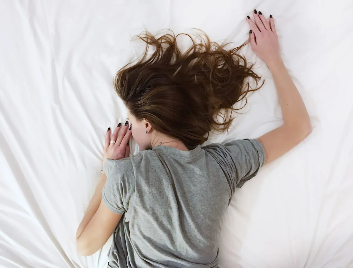 舒适的毛毯和柔和灯光，营造完美的睡眠环境